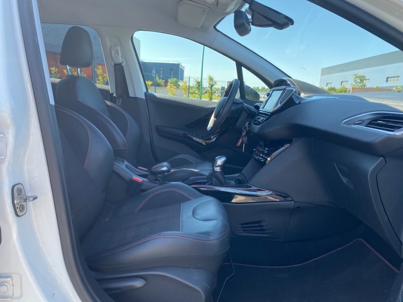 PEUGEOT 2008 GT Line 1.2 PureTech 110 ch, distribution neuve