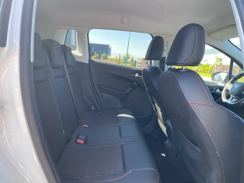 PEUGEOT 2008 GT Line 1.2 PureTech 110 ch, distribution neuve
