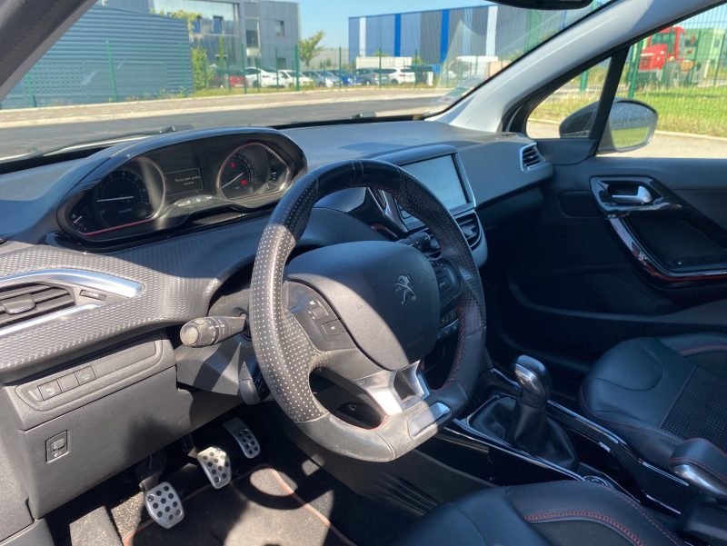 PEUGEOT 2008 GT Line 1.2 PureTech 110 ch, distribution neuve