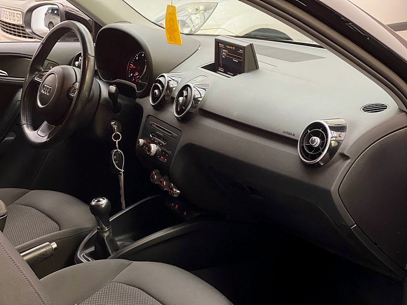 AUDI A1 1.6 TDI 90CH S-LINE