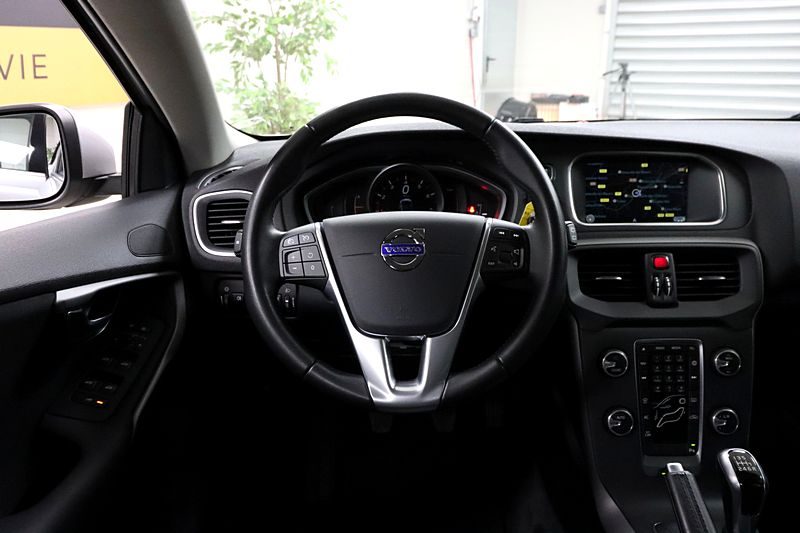 VOLVO V40 2015