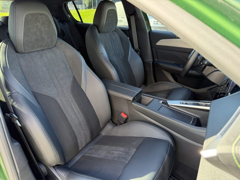 PEUGEOT 308 1.6 Hybride 225 GT PACK E-EAT8 Toit ouvrant / Carplay / Sièges chauffants