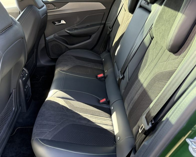 PEUGEOT 308 1.6 Hybride 225 GT PACK E-EAT8 Toit ouvrant / Carplay / Sièges chauffants