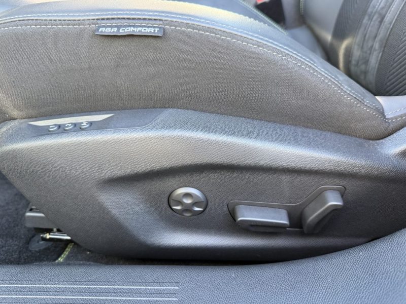 PEUGEOT 308 1.6 Hybride 225 GT PACK E-EAT8 Toit ouvrant / Carplay / Sièges chauffants