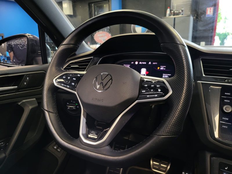VOLKSWAGEN TIGUAN 245cv R LINE TOIT OUVRANT / LUMIERE D'AMBIANCE / CAMERA 360 / KEYLESS GO 