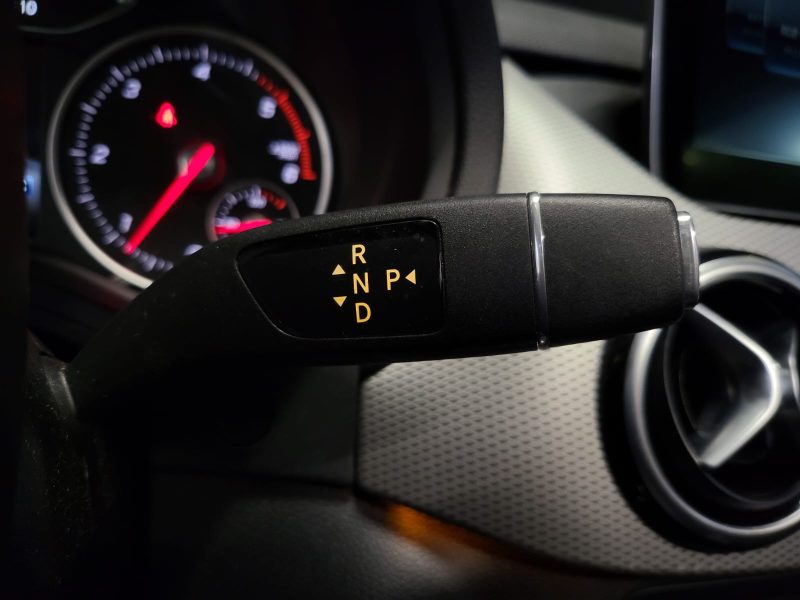 MERCEDES CLASSE B 200d 136cv SPORT EDITION TOIT OUVRANT / ANGLE MORT / INTERIEUR CUIR