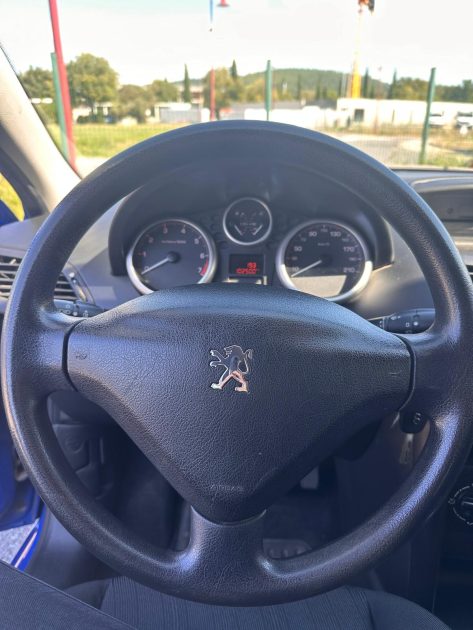 Peugeot 207 1.4L 75CH CT OK / Distribution neuve / Révision Carnet D'entretien berline bleu.