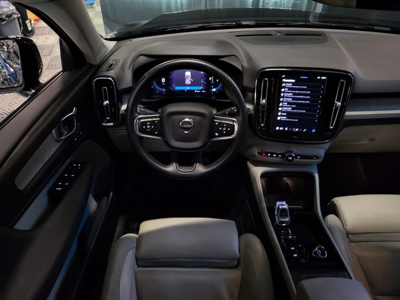 VOLVO XC40 B3 163cv DCT7 PLUS H&K / HAYON ELEC / VOLANT CHAUFFANT / SIEGES ELEC A MEMOIRE 