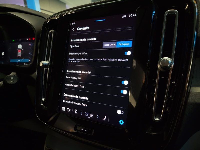 VOLVO XC40 B3 163cv DCT7 PLUS H&K / HAYON ELEC / VOLANT CHAUFFANT / SIEGES ELEC A MEMOIRE 