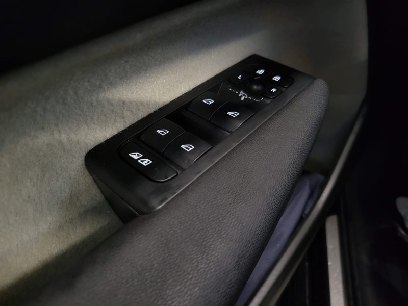 VOLVO XC40 B3 163cv DCT7 PLUS H&K / HAYON ELEC / VOLANT CHAUFFANT / SIEGES ELEC A MEMOIRE 