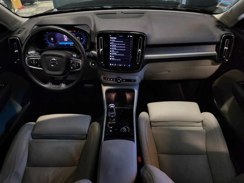 VOLVO XC40 B3 163cv DCT7 PLUS H&K / HAYON ELEC / VOLANT CHAUFFANT / SIEGES ELEC A MEMOIRE 