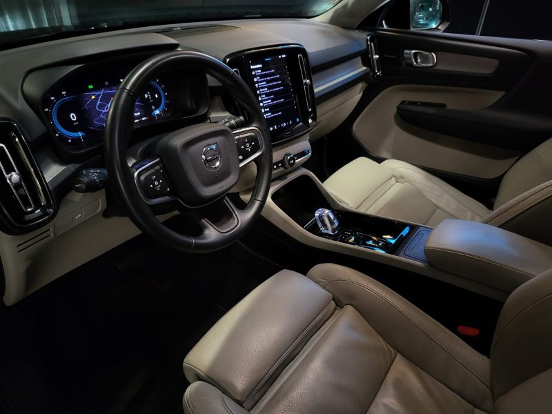 VOLVO XC40 B3 163cv DCT7 PLUS H&K / HAYON ELEC / VOLANT CHAUFFANT / SIEGES ELEC A MEMOIRE 