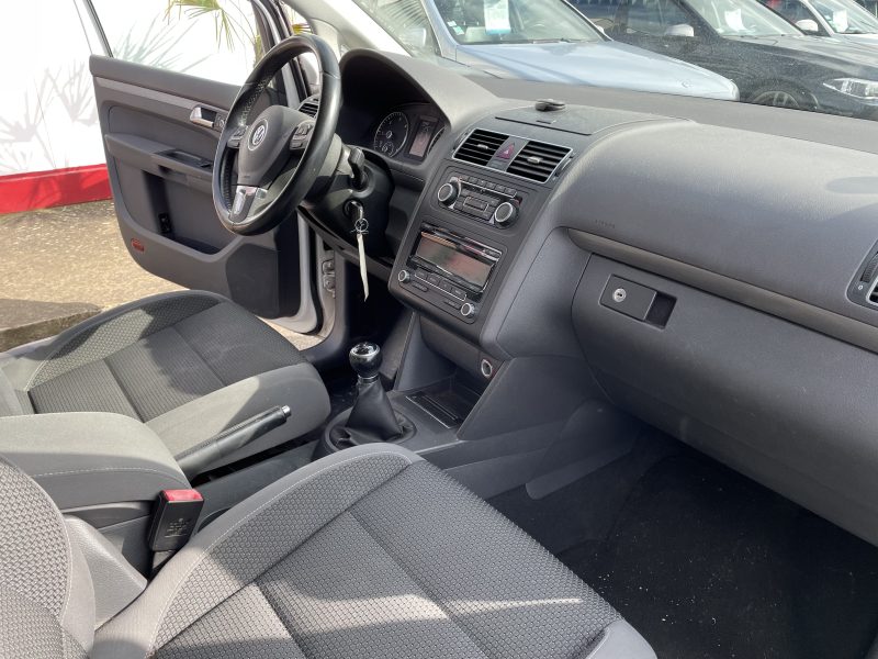 VOLKSWAGEN TOURAN 2011