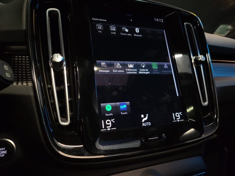 VOLVO XC40 T4 RECHARGE Plug-in Hybrid 1.5L 211cv DCT7 / TOIT OUVRANT / CARPLAY / CAMERA