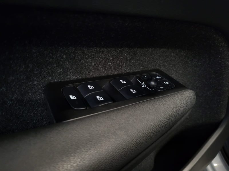 VOLVO XC40 T4 RECHARGE Plug-in Hybrid 1.5L 211cv DCT7 / TOIT OUVRANT / CARPLAY / CAMERA