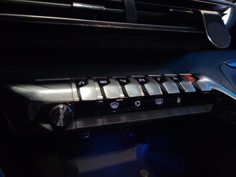 PEUGEOT 3008 1.2 PureTech 100ch ALLURE / TOIT PANO / VIRTUAL COCKPIT / CAMERA / RADAR / PARK ASSIST 