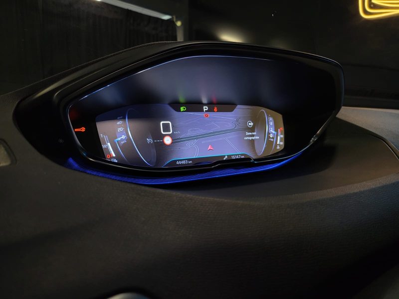 PEUGEOT 3008 1.2 PureTech 100ch ALLURE / TOIT PANO / VIRTUAL COCKPIT / CAMERA / RADAR / PARK ASSIST 