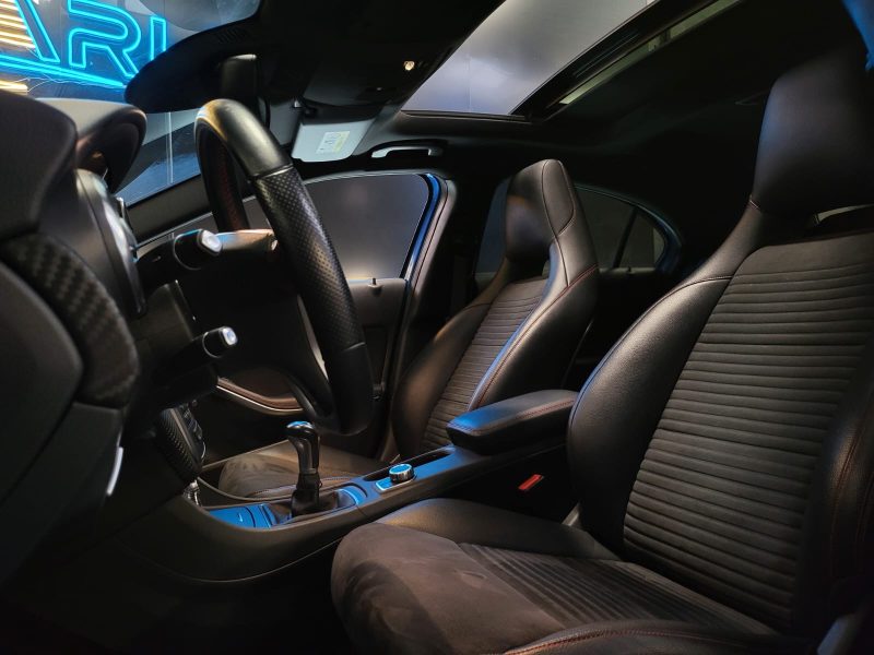 MERCEDES CLASSE A 200 PACK AMG FASCINATION / TOIT OUVRANT / SIEGES CHAUFFANTS / HARMAN KARDON