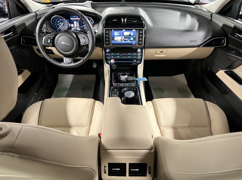 JAGUAR XE PRESTIGE 2.0 i 200 Cv PREMIERE MAIN / 26 900 Kms GPS CUIR CAMERA BVA8 - GARANTIE 1 AN
