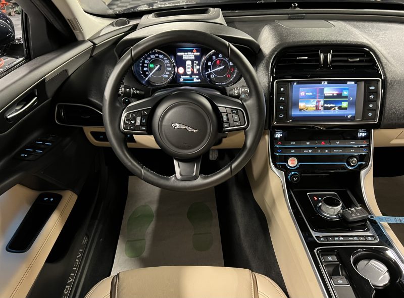 JAGUAR XE PRESTIGE 2.0 i 200 Cv PREMIERE MAIN / 26 900 Kms GPS CUIR CAMERA BVA8 - GARANTIE 1 AN