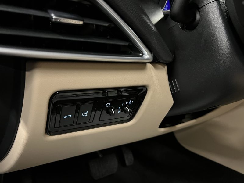 JAGUAR XE PRESTIGE 2.0 i 200 Cv PREMIERE MAIN / 26 900 Kms GPS CUIR CAMERA BVA8 - GARANTIE 1 AN