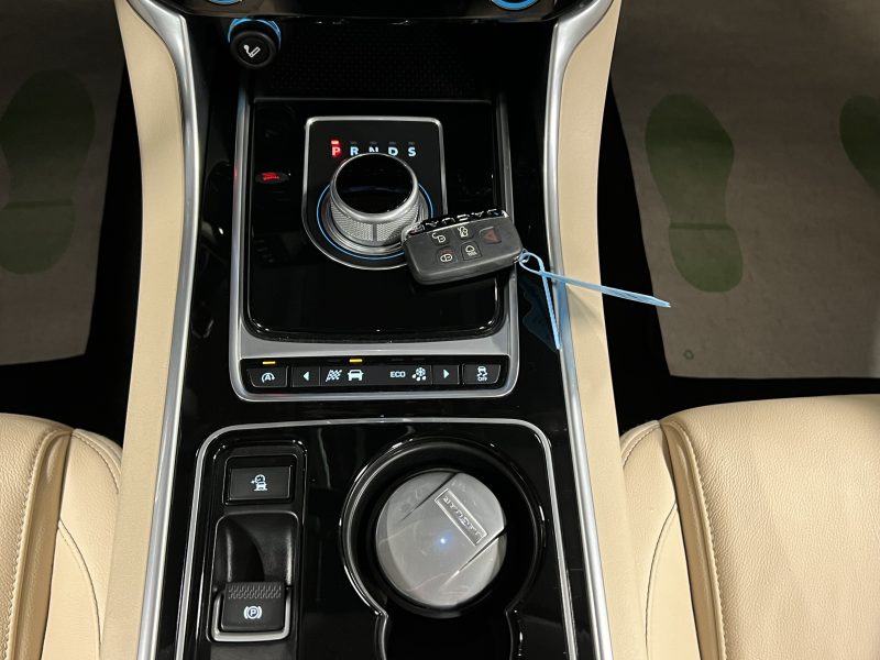 JAGUAR XE PRESTIGE 2.0 i 200 Cv PREMIERE MAIN / 26 900 Kms GPS CUIR CAMERA BVA8 - GARANTIE 1 AN