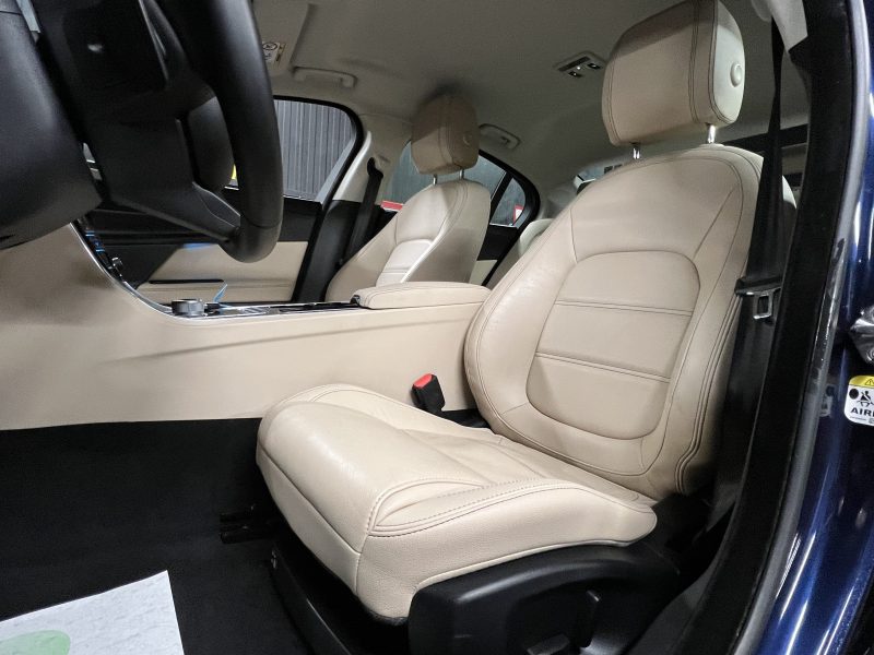 JAGUAR XE PRESTIGE 2.0 i 200 Cv PREMIERE MAIN / 26 900 Kms GPS CUIR CAMERA BVA8 - GARANTIE 1 AN