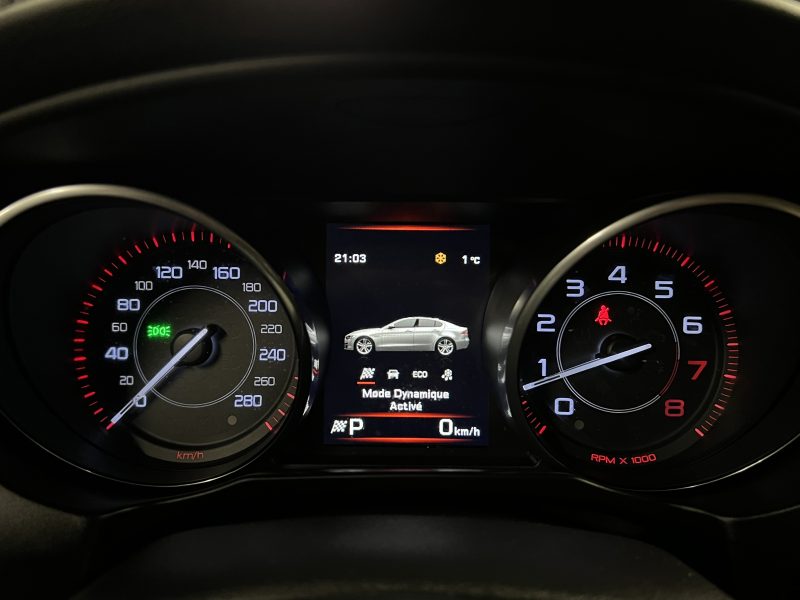 JAGUAR XE PRESTIGE 2.0 i 200 Cv PREMIERE MAIN / 26 900 Kms GPS CUIR CAMERA BVA8 - GARANTIE 1 AN