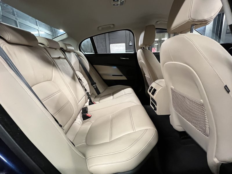 JAGUAR XE PRESTIGE 2.0 i 200 Cv PREMIERE MAIN / 26 900 Kms GPS CUIR CAMERA BVA8 - GARANTIE 1 AN