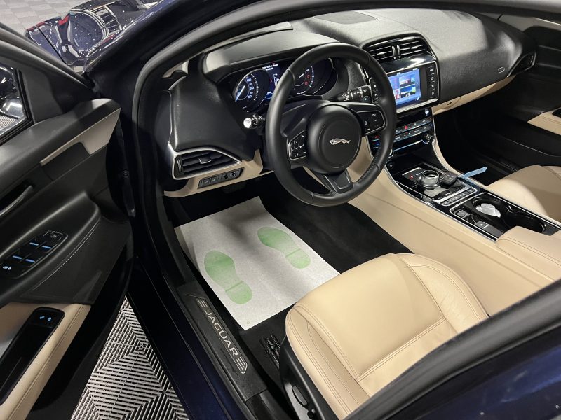 JAGUAR XE PRESTIGE 2.0 i 200 Cv PREMIERE MAIN / 26 900 Kms GPS CUIR CAMERA BVA8 - GARANTIE 1 AN