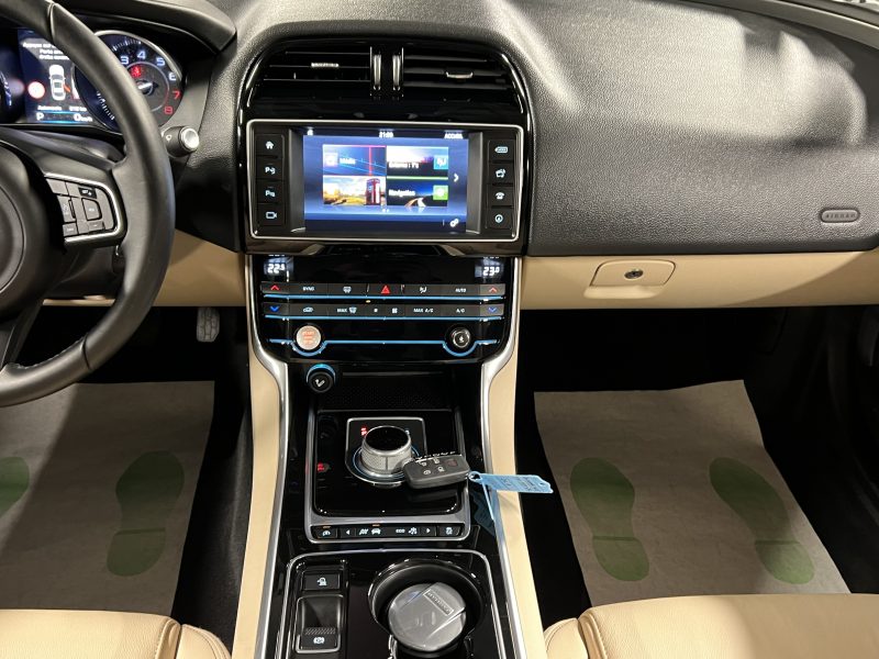 JAGUAR XE PRESTIGE 2.0 i 200 Cv PREMIERE MAIN / 26 900 Kms GPS CUIR CAMERA BVA8 - GARANTIE 1 AN