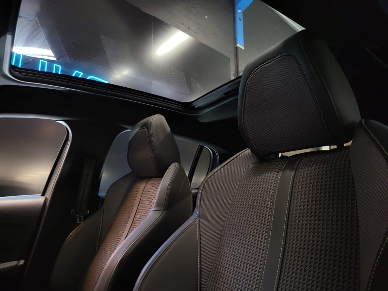 PEUGEOT 208 1.2L 100cv EAT8 GT / TOIT PANORAMIQUE / CARPLAY / VIRTUAL COCKPIT