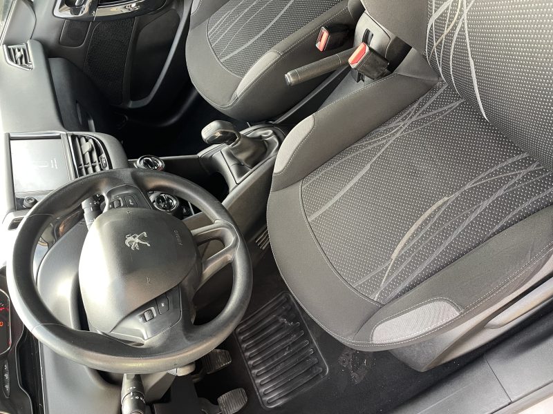 PEUGEOT 208 2013
