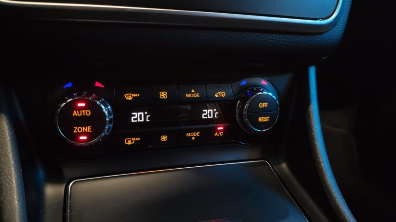 MERCEDES CLASSE GLA 180 7G-DCT 122CV WHITE ART EDITION / SIEGES CHAUFFANTS / HAYON ELECTRIQUE