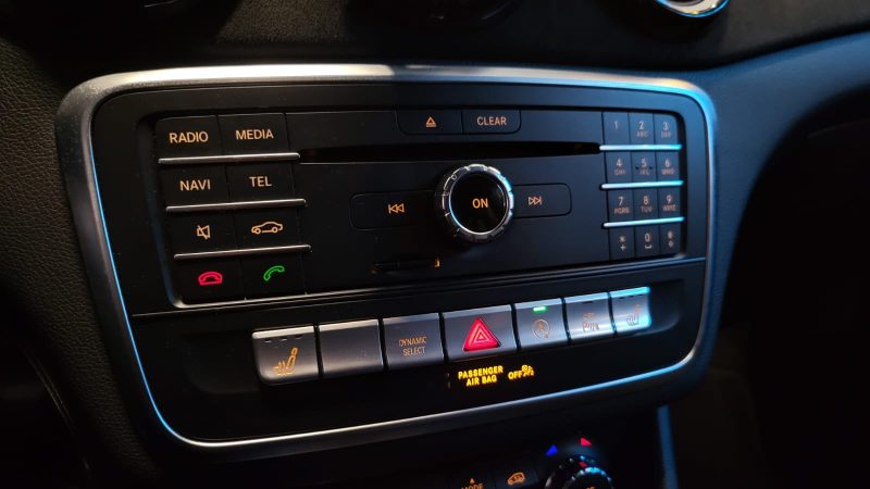 MERCEDES CLASSE GLA 180 7G-DCT 122CV WHITE ART EDITION / SIEGES CHAUFFANTS / HAYON ELECTRIQUE