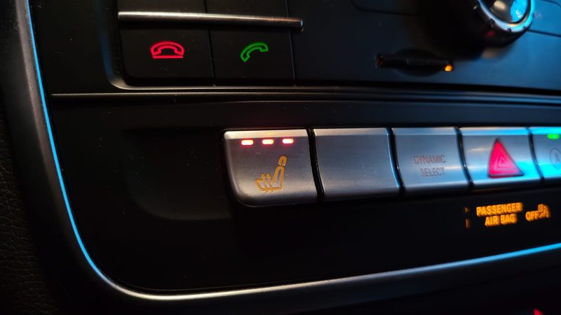 MERCEDES CLASSE GLA 180 7G-DCT 122CV WHITE ART EDITION / SIEGES CHAUFFANTS / HAYON ELECTRIQUE