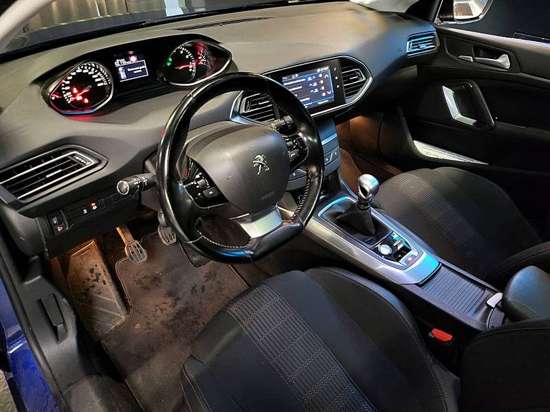 PEUGEOT 308 1.2 THP 130CV ALLURE / TOIT PANORAMIQUE +1ER MAIN + ENTRETIEN PEUGEOT COMPLET / /