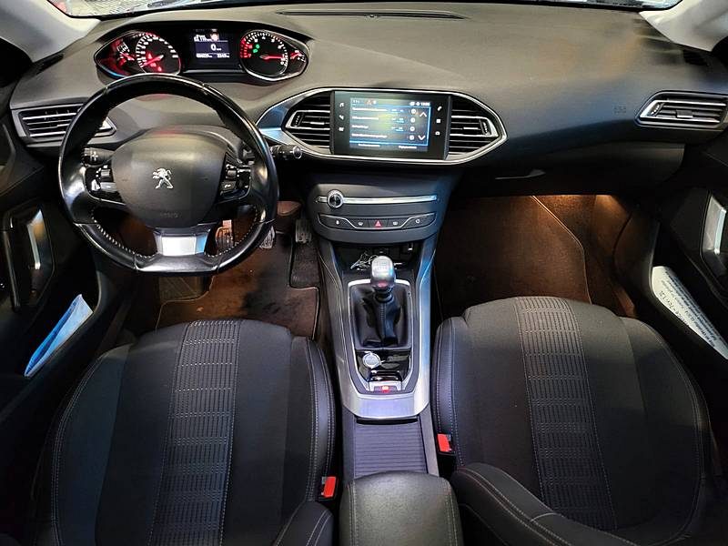 PEUGEOT 308 1.2 THP 130CV ALLURE / TOIT PANORAMIQUE +1ER MAIN + ENTRETIEN PEUGEOT COMPLET / /