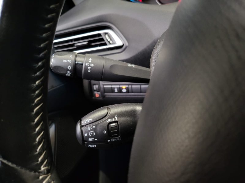PEUGEOT 308 1.2 THP 130CV ALLURE / TOIT PANORAMIQUE +1ER MAIN + ENTRETIEN PEUGEOT COMPLET / /