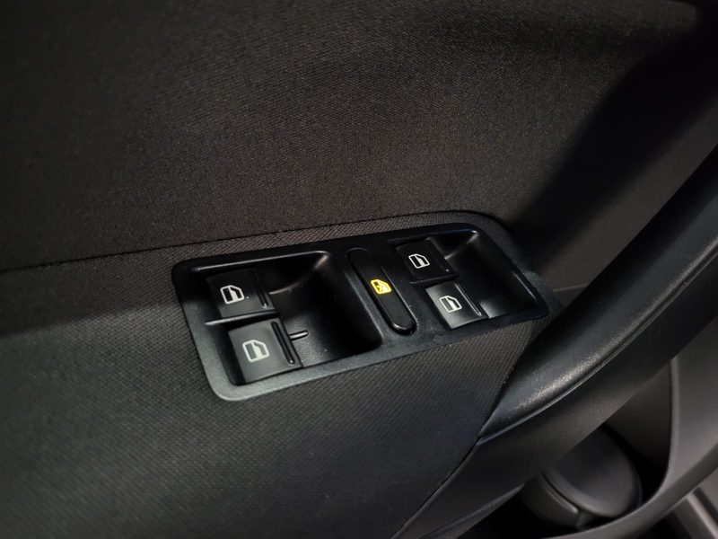 VOLKSWAGEN POLO V 1.6 TDI 105cv BVM5 HIGHLINE / DISTRIBUTION OK / JANTES 17 SPORTLINE / RADAR RECUL