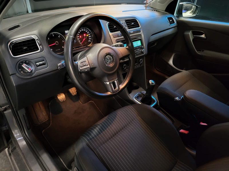 VOLKSWAGEN POLO V 1.6 TDI 105cv BVM5 HIGHLINE / DISTRIBUTION OK / JANTES 17 SPORTLINE / RADAR RECUL