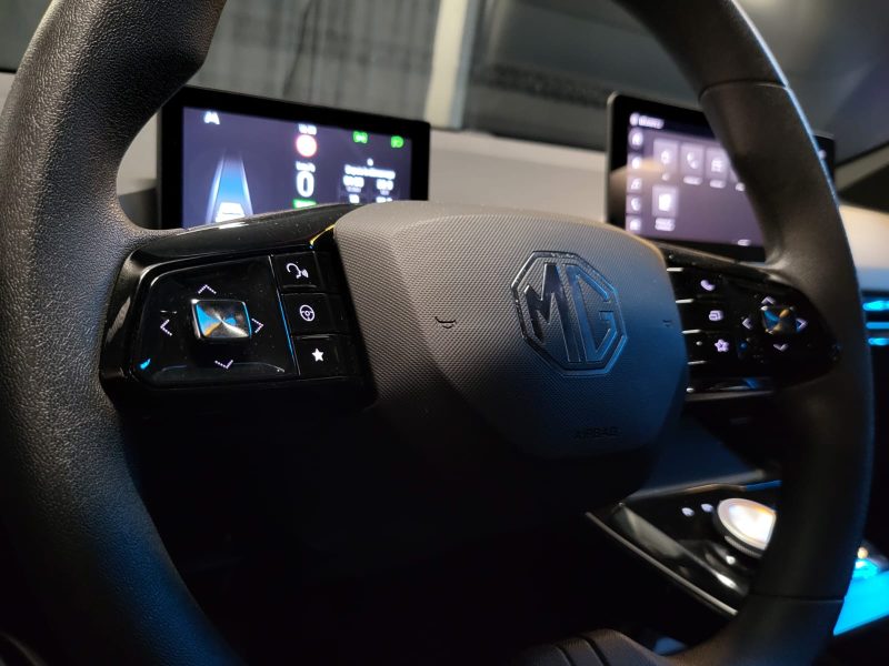MG MG4 STANDARD 51KWH 170cv / PREMIERE MAIN / SUIVI MG / CARPLAY / KEYLESS
