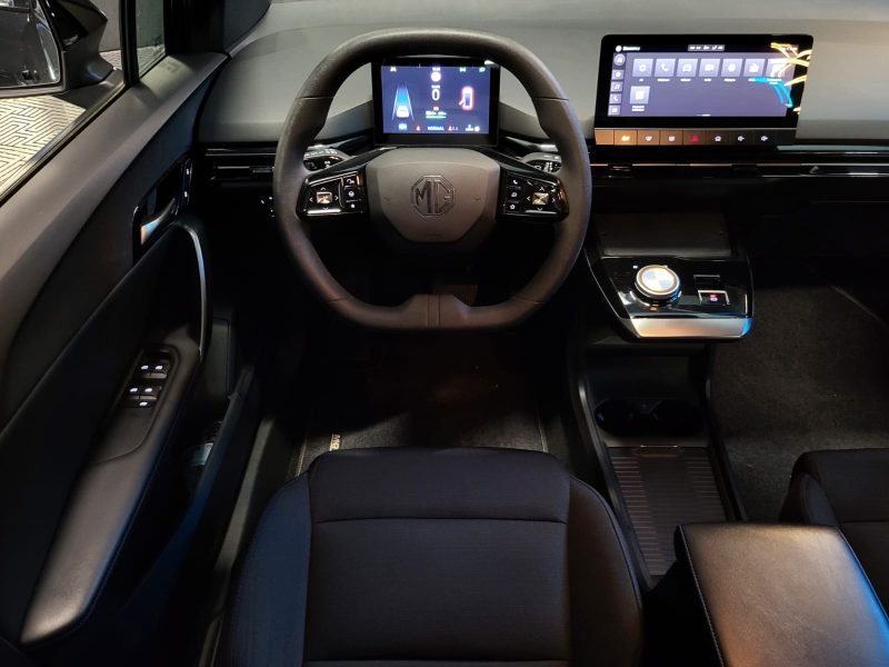 MG MG4 STANDARD 51KWH 170cv / PREMIERE MAIN / SUIVI MG / CARPLAY / KEYLESS