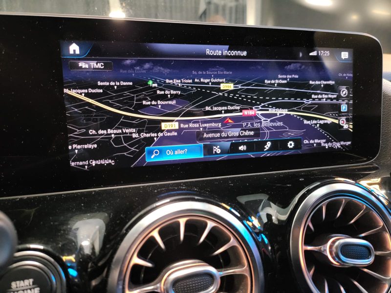 MERCEDES BENZ GLA 200 d 150cv PROGRESSIVE LINE / SUIVI MERCEDES / TOIT OUVRANT / CARPLAY / CAMERA DE