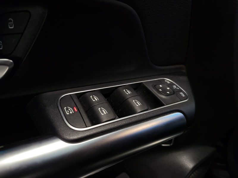 MERCEDES BENZ GLA 200 d 150cv PROGRESSIVE LINE / SUIVI MERCEDES / TOIT OUVRANT / CARPLAY / CAMERA DE