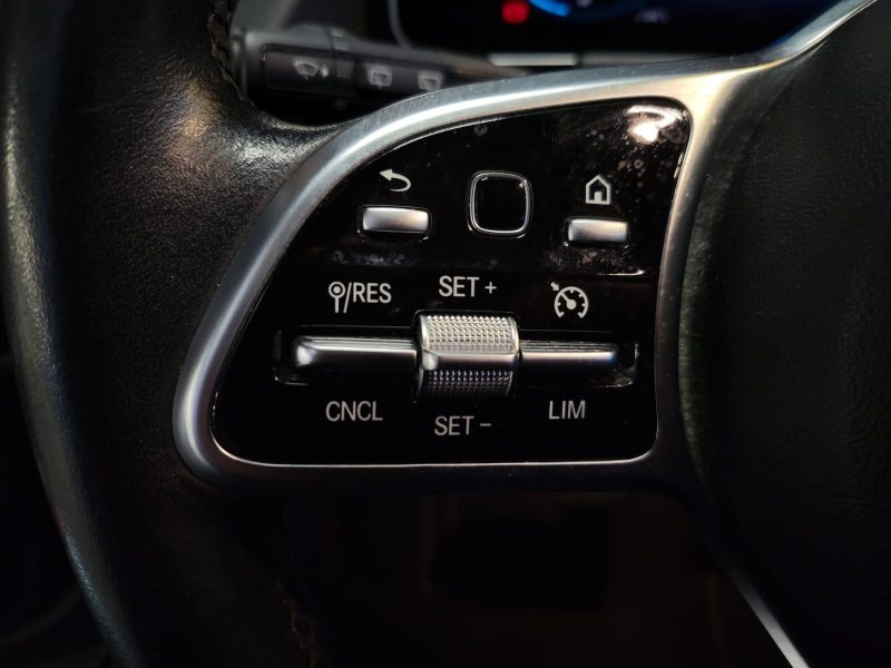 MERCEDES BENZ GLA 200 d 150cv PROGRESSIVE LINE / SUIVI MERCEDES / TOIT OUVRANT / CARPLAY / CAMERA DE