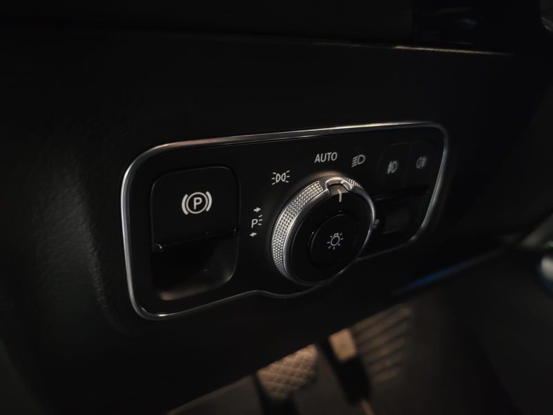 MERCEDES BENZ GLA 200 d 150cv PROGRESSIVE LINE / SUIVI MERCEDES / TOIT OUVRANT / CARPLAY / CAMERA DE