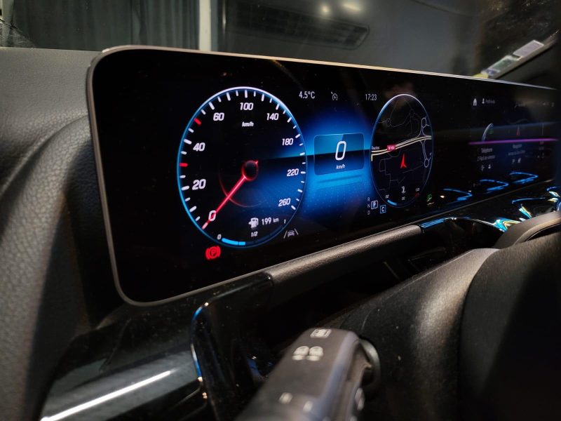 MERCEDES BENZ GLA 200 d 150cv PROGRESSIVE LINE / SUIVI MERCEDES / TOIT OUVRANT / CARPLAY / CAMERA DE