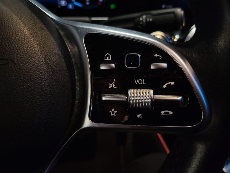 MERCEDES BENZ GLA 200 d 150cv PROGRESSIVE LINE / SUIVI MERCEDES / TOIT OUVRANT / CARPLAY / CAMERA DE