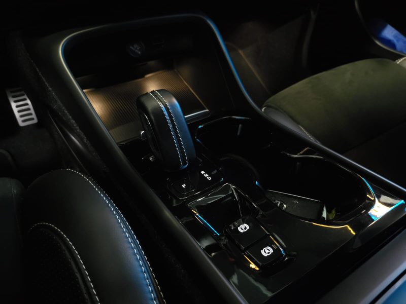 VOLVO XC40 T3 163Cv GEATRONIC 8 R-DESIGN / SUIVI VOLVO / VIRTUAL COCKPIT / CAMERA DE RECUL / ANGLE 